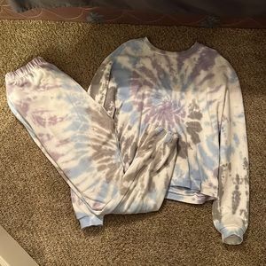 Fashion Nova matching tie dye set.. joggers and crewneck. L/XL